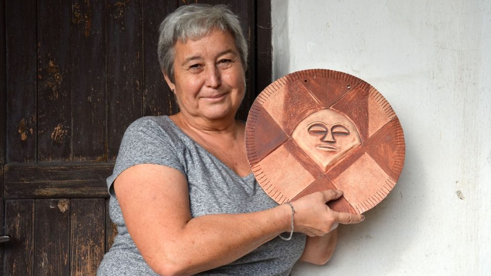 Paní Zdeňka Talácková u své keramické dílny