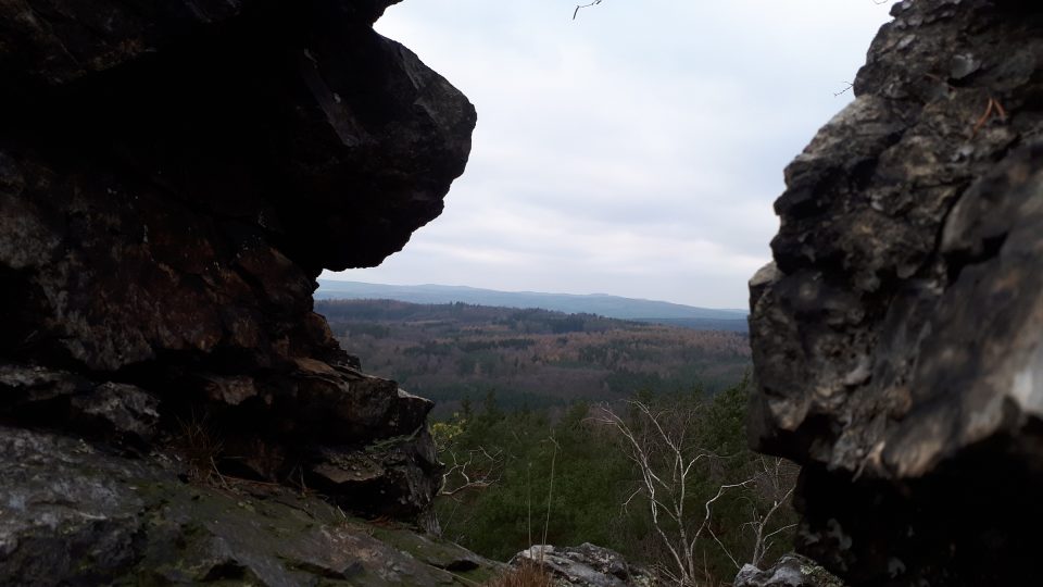 Členité skalky na Vraní skále vytvářejí přirozené vyhlídky na křivoklátské lesy