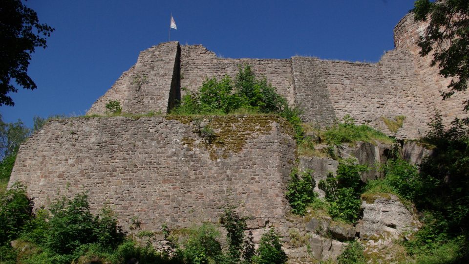 Cestou vzhůru na hrad Pecka