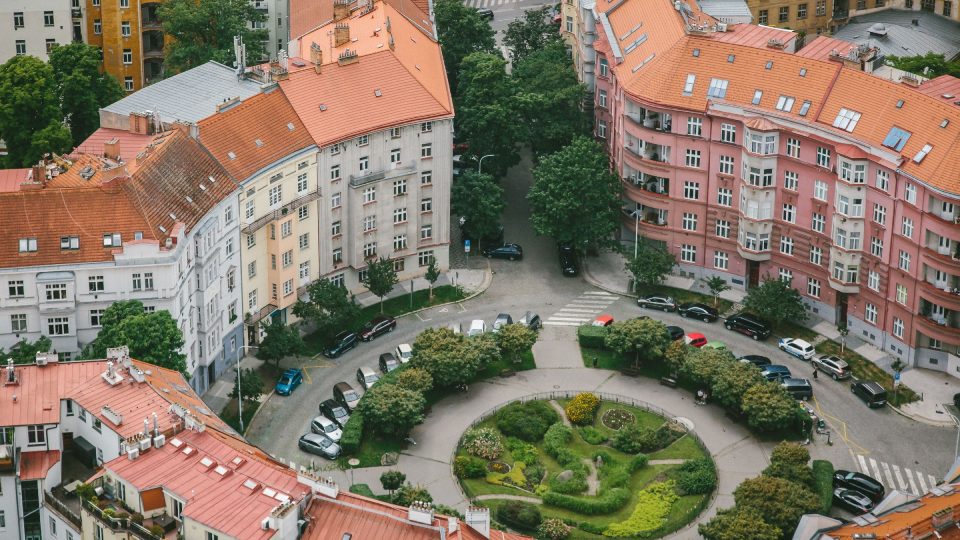 Škroupovo náměstí, pojmenované po českém hudebním skladateli Františku Škroupovi, skladateli české hymny. Lidově se mu říká Malý kulaťák. Na náměstí se natáčela například crazy komedie Eva tropí hlouposti z roku 1939