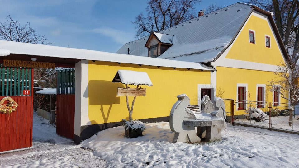 Sochy sedí u stolu před Divadlem U Janáčků