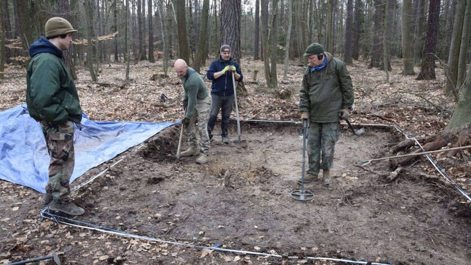 Detektorová prospekce se synem Maxem na archeologickém výzkumu Muzea T. G. M. Rakovník