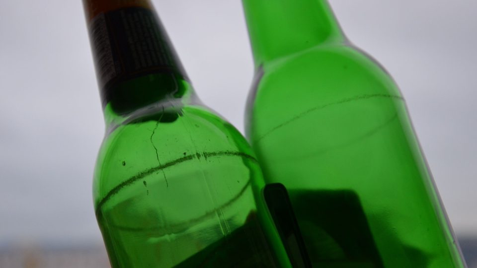 Jakmile se na pivní lahvi objeví ošoupaný proužek, pivovar ji vyřadí a koupí novou.JPG