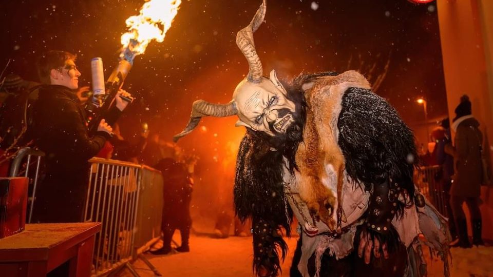 Krampusovou skupinu Romana Strouhala doprovází i ohňová show