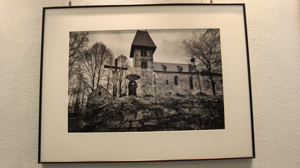 Výstava fotografií z natáčení filmu Nabarvené ptáče v galerii Českého rozhlasu České Budějovice