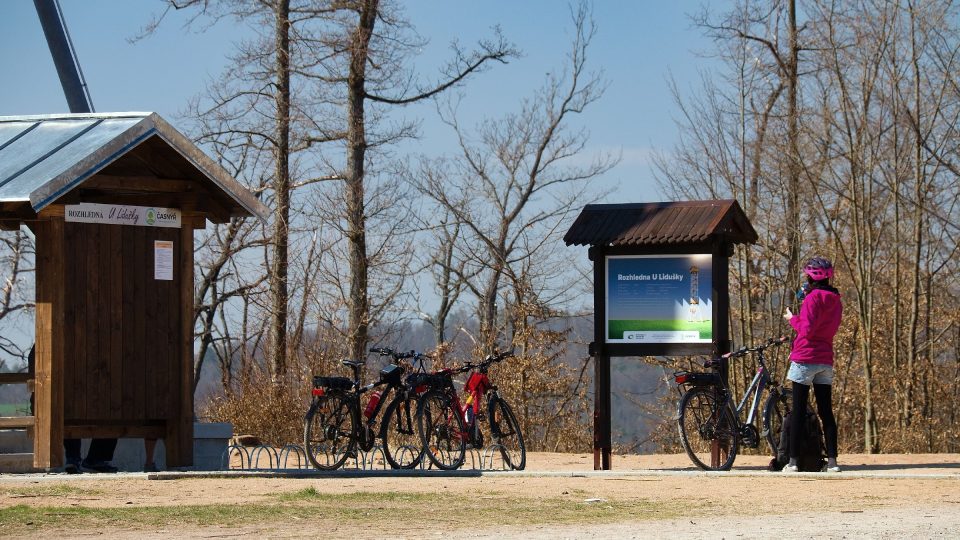 Cyklistům jsou k dispozici stojany pro kola