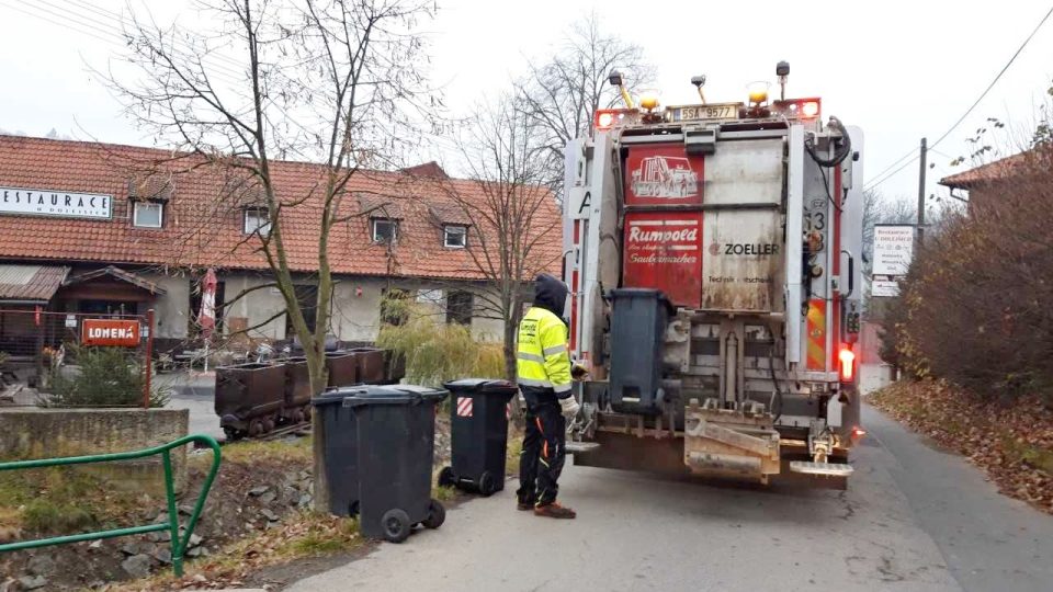 Obyvatelé Pikovic a Hradišťka mají kolem popelnic většinou uklizeno