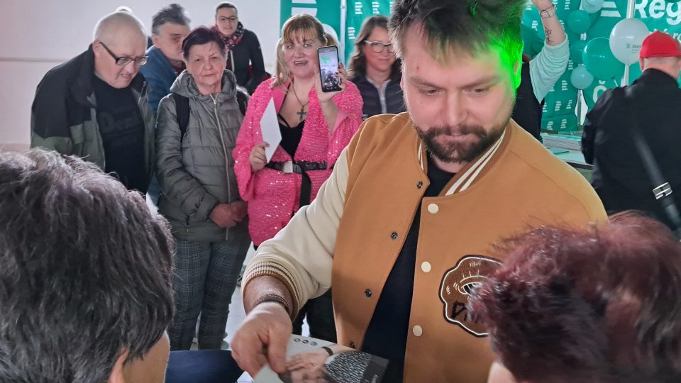 Josef Vágner rozdával autogramy