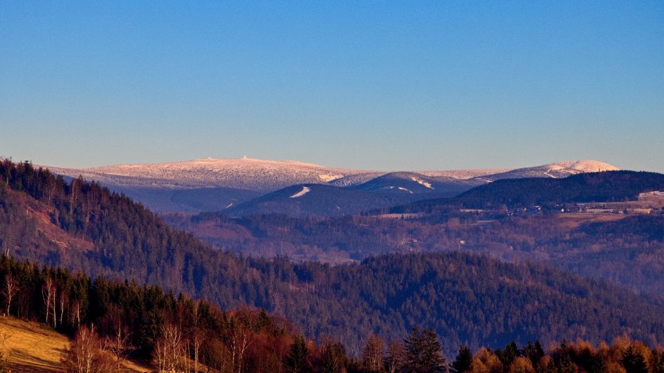 Hřebeny Krkonoš, vpravo rozhledna Štěpánka