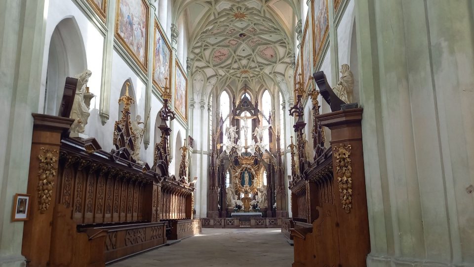 Kostel s chórovými lavicemi a oltářem