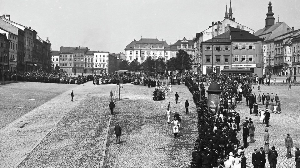 Pohled na horní (severní) část Masarykova náměstí během hasičského cvičení. Uprostřed vzadu budova poštovního a telegrafního úřadu, vpravo v popředí blok starých domů zvaných „krecl“