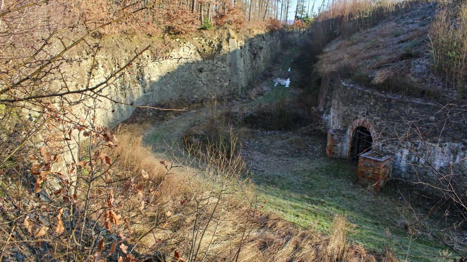 Pohled od cesty do příkopu radíkovské pevnůstky