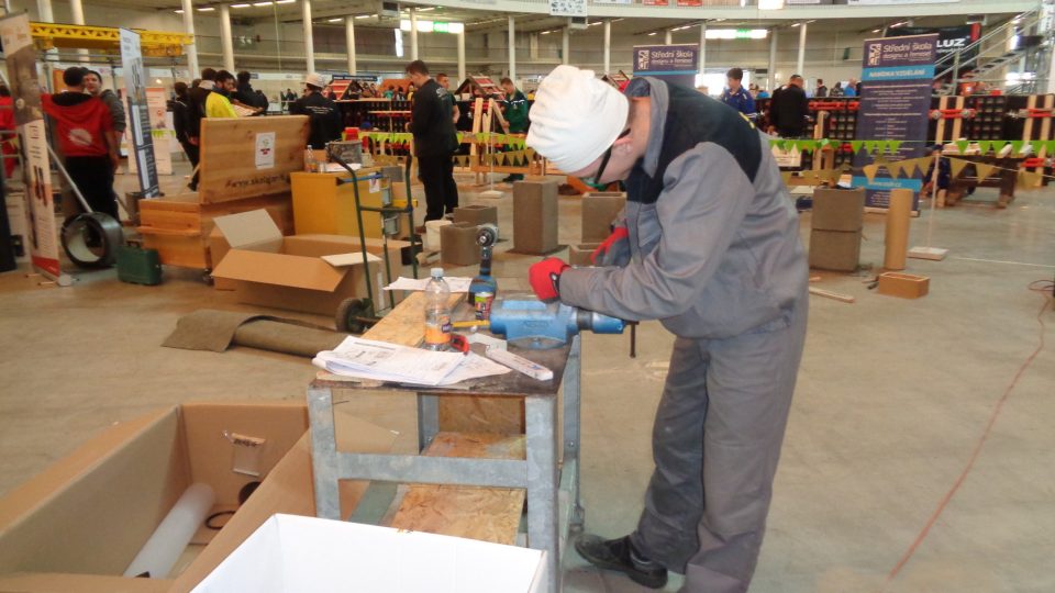 Dobrý kominík musí znát normy, zákony, předpisy bezpečnosti práce, základy termodynamiky i práci zedníků či zámečníků -