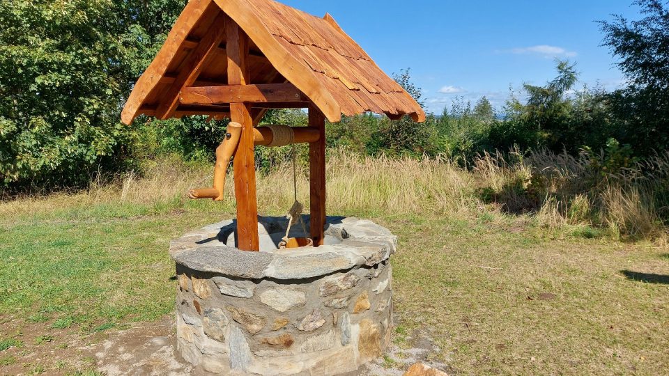 Model studny zve k nedaleké studánce s pitnou vodou | foto: Irena Šarounová, Český rozhlas Model studny zve k nedaleké studánce s pitnou vodou