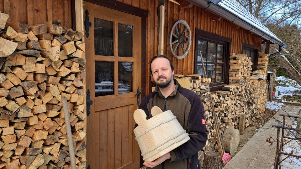 Bednář Aleš Nový je Mistr tradiční rukodělné výroby Středočeského kraje