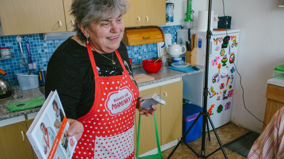 Maria Kocjanová s dárky od týmu Pochoutkového roku