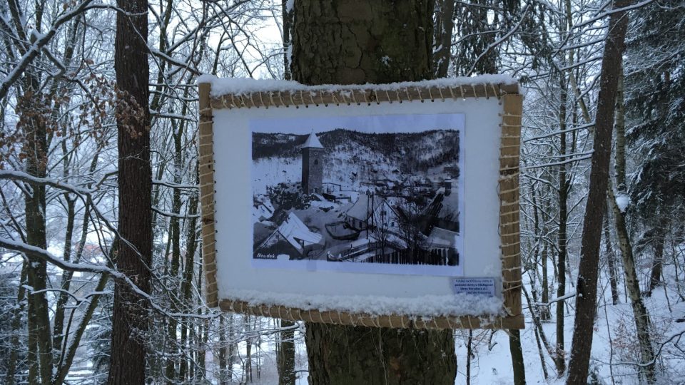 Historické fotografie byly na stromy umístěny při příležitosti 160. výročí Nejdecké křížové cesty