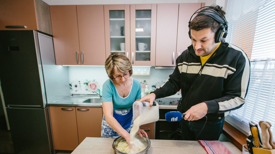 Těsto je konzistencí velmi podobné tomu na bramborový knedlík