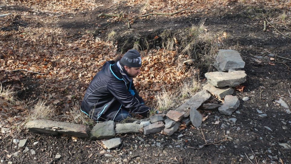 Archeolog Lukáš Hlubek pátrá na místě hradu