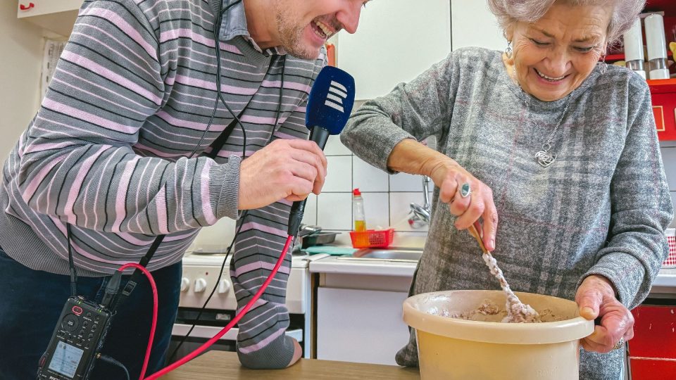 Suroviny promícháme do hustšího těsta