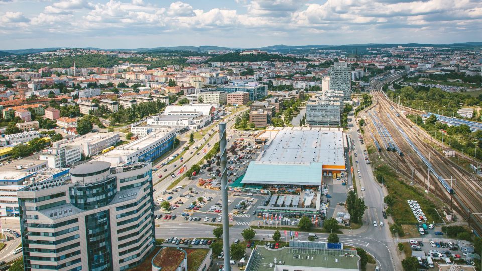 Pohled na Brno od jihu směrem ke Špilberku z vrcholu budovy AZ Tower