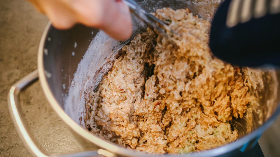 Těsto zvolna promícháme | foto: Jana Volková Těsto zvolna promícháme