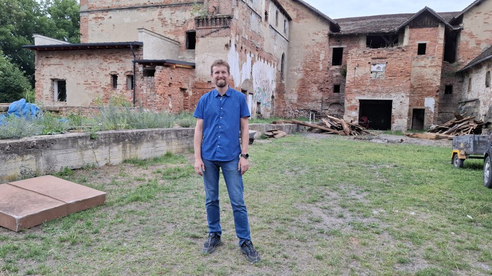 Radovan Jirků se rozhodl vrátit do Panského pivovaru ve Smečně život | foto: Markéta Vejvodová, Český rozhlas Radovan Jirků se rozhodl vrátit do Panského pivovaru ve Smečně život