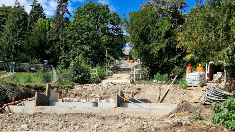 Práce na úpravách lanové dráhy na Petřín