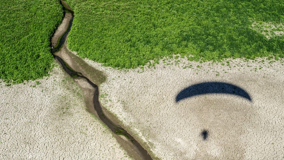 Stín mého křídla na hladině vypuštěného rybníku