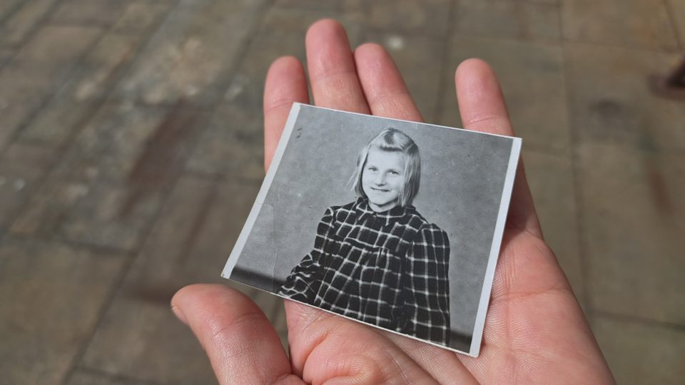 Kateřina Hládková drží v ruce fotku, která zachycuje její babičku Emilii Frejovou