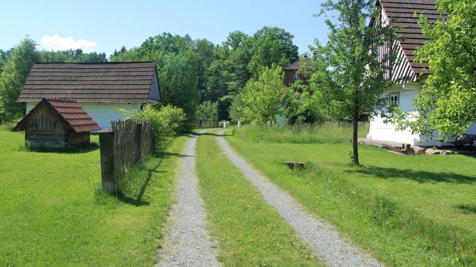 Cestou k vodnímu mlýnu v krňovickém skanzenu