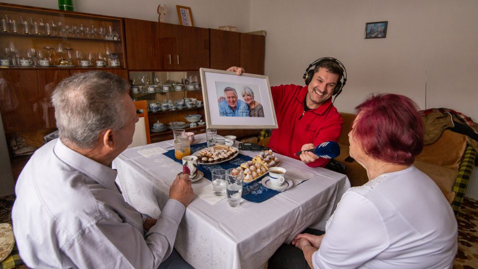 Patrik Rozehnal jim donesl zarámovanou a vlastnoručně podepsanou fotografii průvodců pořadu Zlatá láska