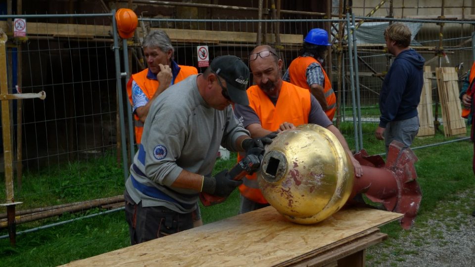 Makovice kostela sv.Prokopa v Sázavě vydala skleničku se vzkazem