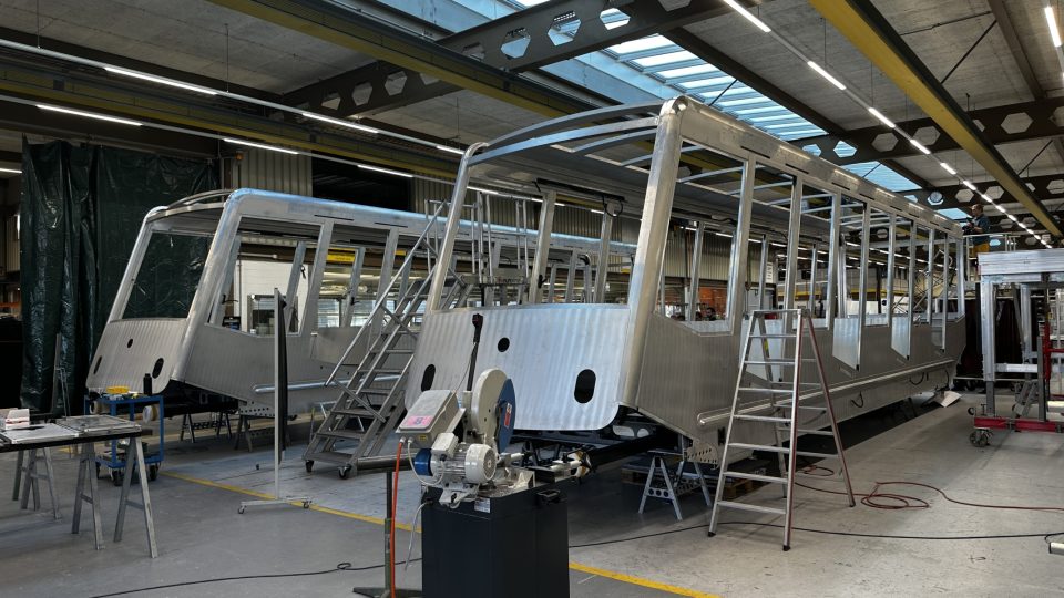 Ve švýcarském Oltenu vyrábějí vozy pro lanovku na Petřín