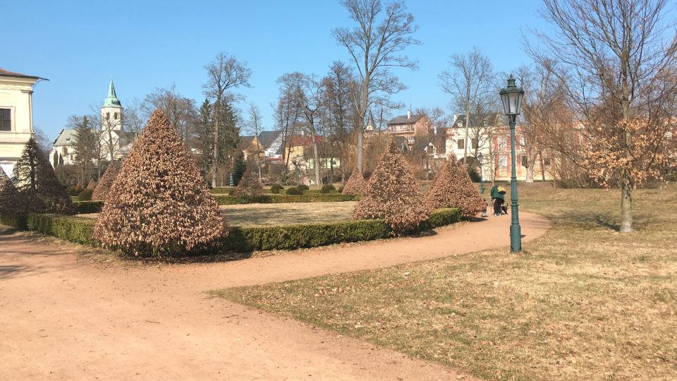 Zámecký park najdete v historické části Ostrova