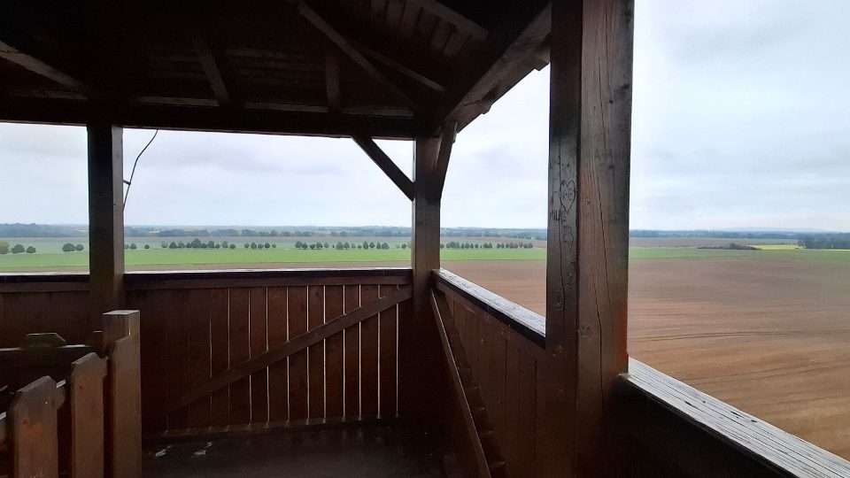 Z vyhlídkové plošiny se otevírá pohled na volný široký prostor okolních polí