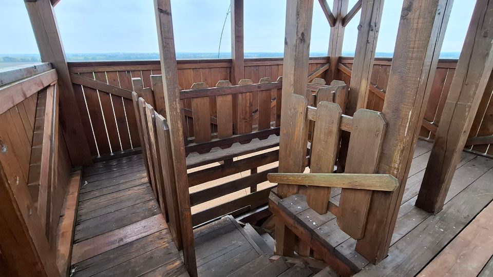 Vyhlídková plošina je zastřešená a prostorná