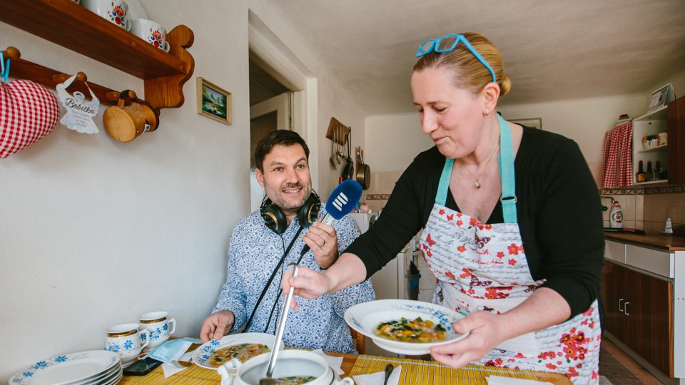 Hned po příchodu čekala na moderátora Patrika Rozehnala domácí slepičí polévka