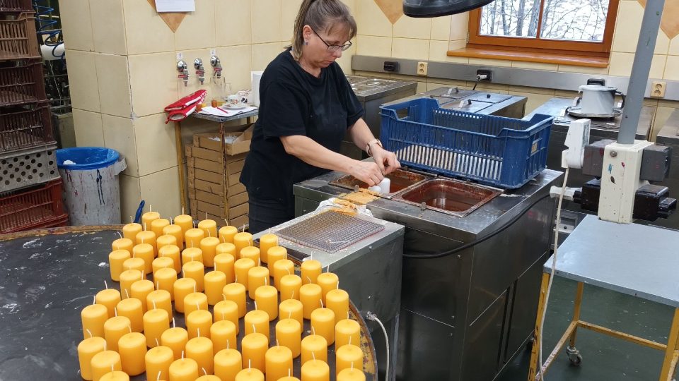 Barvení se provádí jen na povrchu, aby se zamezilo proniknutí barvy do těla svíčky