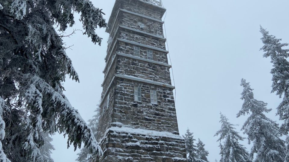 Vrchol rozhledny byl kvůli opravě ochozu nepřístupný, teď už se turisté dostanou až na něj