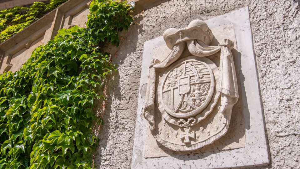 Erb Lichtensteinů na fasádě zámku ve Velkém Meziříčí. Lichtensteinové pochází původně ze štýrsko-dolnorakouského pomezí a patří mezi nejstarší šlechtické rodiny ve střední Evropě | foto: Martin Čuřík Erb Lichtensteinů na fasádě zámku ve Velkém Meziříčí. Lichtensteinové pochází původně ze štýrsko-dolnorakouského pomezí a patří mezi nejstarší šlechtické rodiny ve střední Evropě