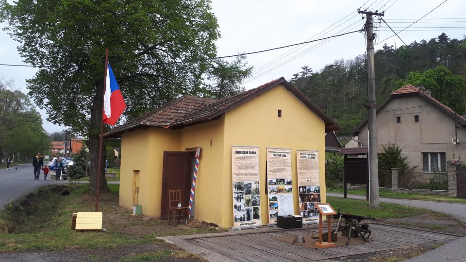 budova místní obecní váhy. Uvnitř najdete dokonale maskovaný plně funkční bunkr.jpg