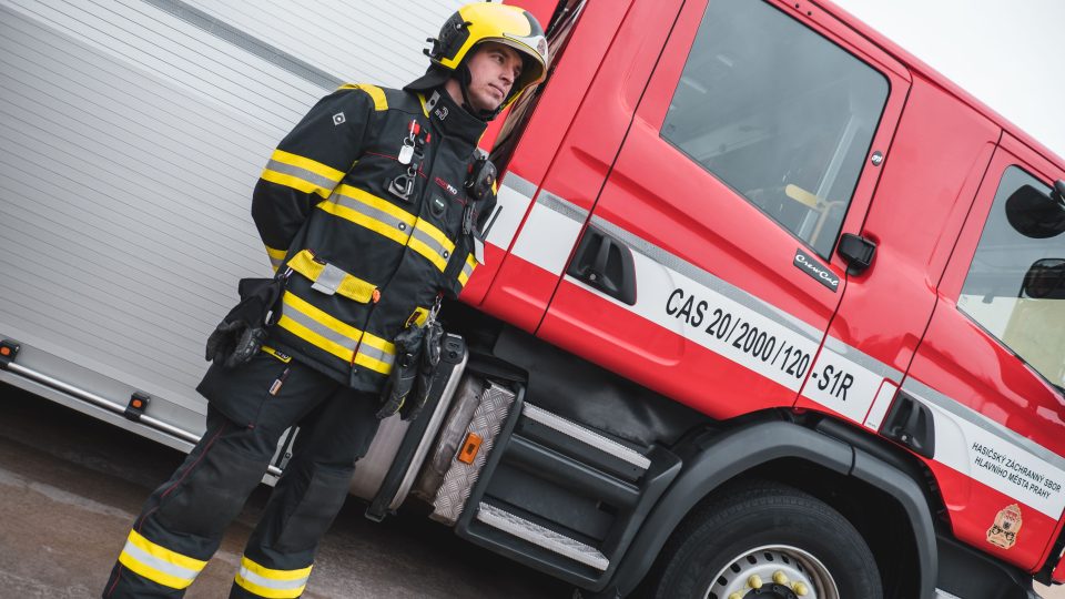 Celý oděv je osvětlen diodami na reflexním pruhu v oblasti hrudníku a rukávů, ovládání zajišťuje tlačítko přímo na oděvu nebo aplikace