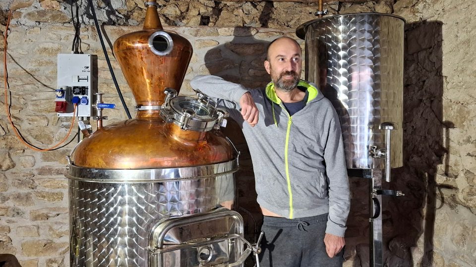 Dan Navrátil u velkého destilačního přístroje na esenciální oleje | foto: Markéta Vejvodová, Český rozhlas Dan Navrátil u velkého destilačního přístroje na esenciální oleje