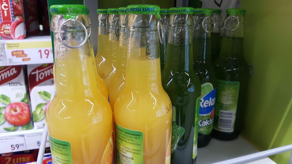 Ovocné šťávy lze koupit také ve skle.jpg
