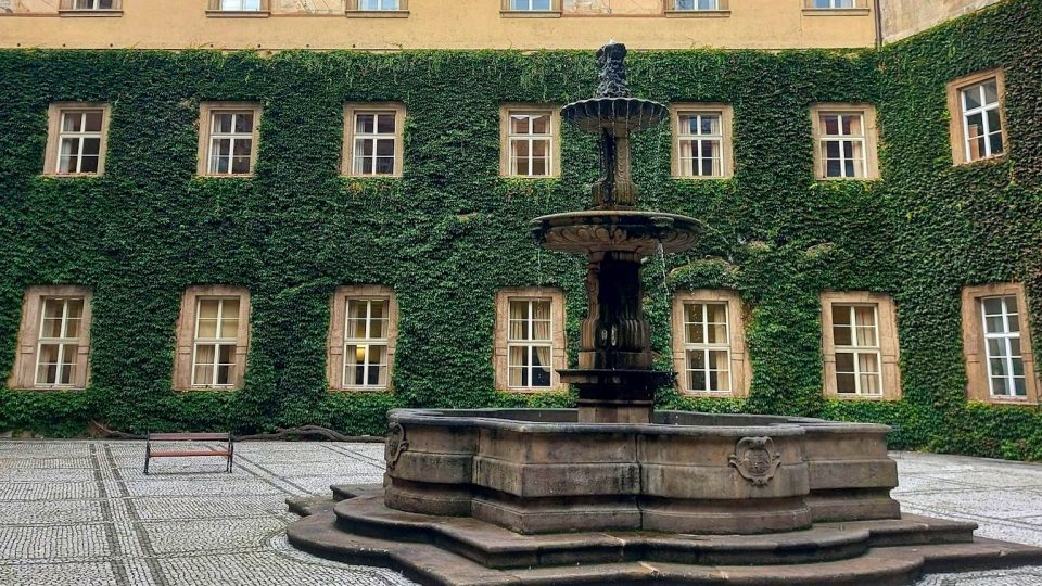 Révové nádvoří s kašnou a malovanými slunečními hodinami, kterých je v Klementinu celkem 15 | foto: Jolana Nováková, Český rozhlas Révové nádvoří s kašnou a malovanými slunečními hodinami, kterých je v Klementinu celkem 15