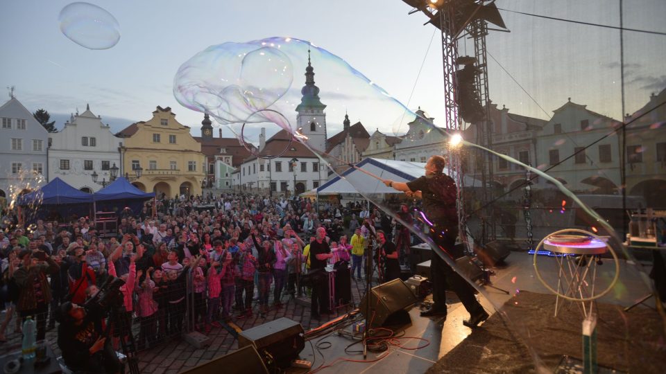 Dětem si líbí veliké bubliny