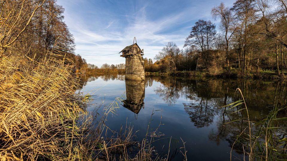 Chaloupka na pilíři v Mantově přilákala tisíce lidí