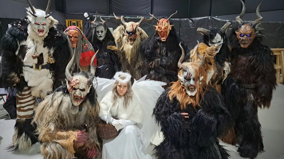 Krampusové stejně jako čeští čerti doprovázejí Mikuláše s andělem