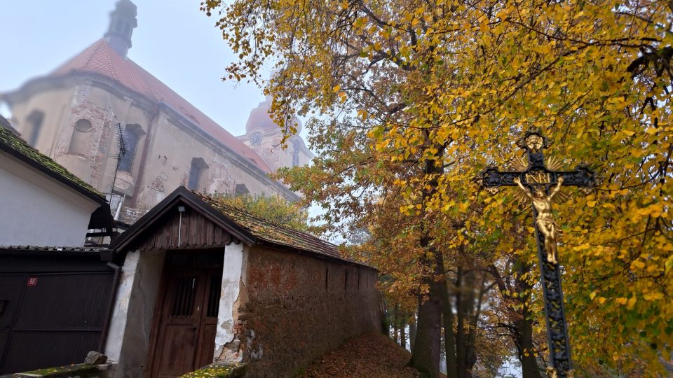 Krytou chodbou ke kostelu stoupá Kateřina Procházková téměř každý den